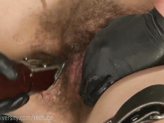 Молодую девушку с небритой пиздой привязали к креслу и побрили