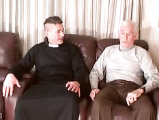 Седовласый гей делает минет и подставляет задницу святому отцу