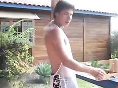 Молодой гей официант пришёл в комнату к парню и подставил очко