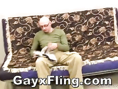 Пожилой лысый гей отсасывает и подставляет очко молодому парню