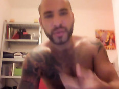 Гей с татуировками и пирсингом мастурбирует хуй в порно видеочате