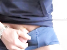 Гомосексуалист перетянул член резинкой и выдрочил из него сперму