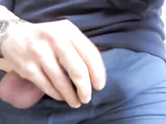 Гомосексуалист перетянул член резинкой и выдрочил из него сперму