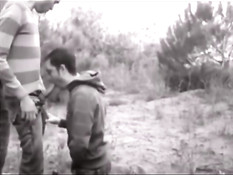 Молодой гей за городом стоя на коленях отсасывает двум ребятам