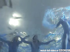 Юные чешские лесбиянки устроили секс оргию в комнате и бассейне