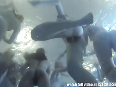 Юные чешские лесбиянки устроили секс оргию в комнате и бассейне