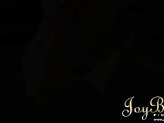 Лесбиянки Tiffany Doll и Samantha Bentley нанизываются на фаллос