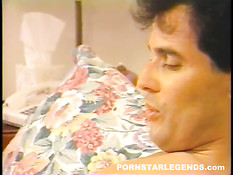 Два мужика на кровати ебут длинноволосую брюнетку в ретро порно