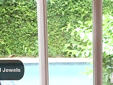 Похотливая мамочка Crystal Jewels дала выебать себя в киску и зад