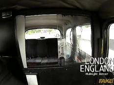 Водитель остановил такси и оттрахал брюнетку с большими сиськами