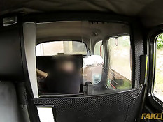 Водитель остановил такси и оттрахал брюнетку с большими сиськами