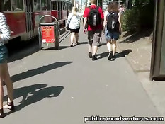 Приезжий мужчина отодрал в лесу симпатичную молодую блондинку