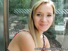 Приезжий мужчина отодрал в лесу симпатичную молодую блондинку