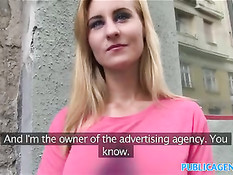 Симпатичная блондинка отсасывает и ебётся с парнем на лестнице