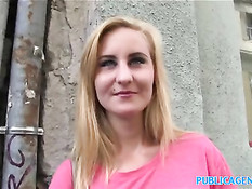 Симпатичная блондинка отсасывает и ебётся с парнем на лестнице