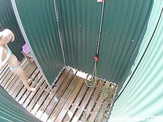 Великолепная чешская блондиночка раздевается и моется в душе