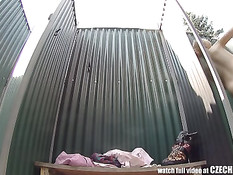 Великолепная чешская блондиночка раздевается и моется в душе