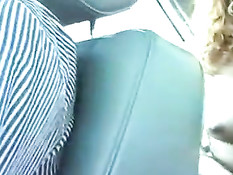 Девушка с интимной стрижкой за городом гуляет в обнажённом виде