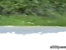 Девушка с интимной стрижкой за городом гуляет в обнажённом виде