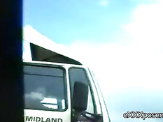 Девушка с интимной стрижкой за городом гуляет в обнажённом виде