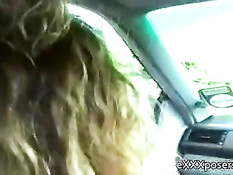 Девушка с интимной стрижкой за городом гуляет в обнажённом виде