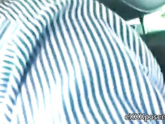 Девушка с интимной стрижкой за городом гуляет в обнажённом виде