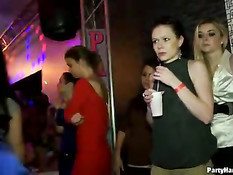 На шумной вечеринке девки отсасывают просунутые в дыру члены