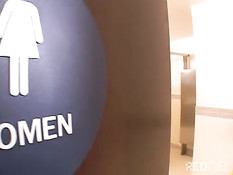 Парень зашёл в общественный туалет и оттрахал девку Crissy Moon