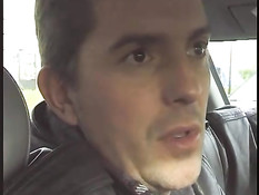 Французская девушка за городом в машине отсасывает парням члены