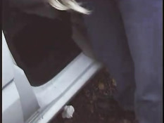 Французская девушка за городом в машине отсасывает парням члены