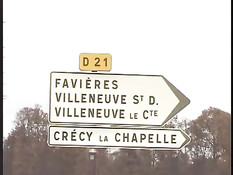 Французская девушка за городом в машине отсасывает парням члены