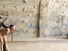 Парень раздевает и трахает юных девушек в общественных местах