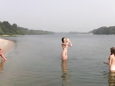 Обнажённые русские девчонки играют в мяч на нудистском пляже