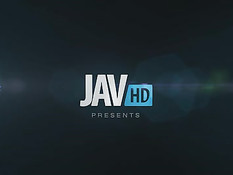 Азиаточка отсасывает и трахается с парнем после массажа с маслом