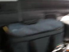 Мужик оттрахал в микроавтобусе сисястую брюнетку Valentina Nappi