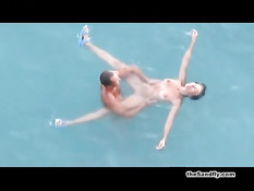 Народ загорает и занимается публичным сексом на знойных пляжах