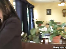 Сисястая дамочка Raylene отсасывает и трахается с молодым парнем