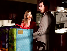 Сисястая брюнетка в постели занимается страстным сексом с парнем