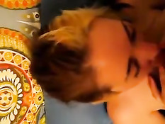 Молодая любительница с наслаждением отсасывает головку пениса