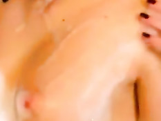 Парень снимает порно видео с юной подругой в ванне и на кровати