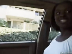 Горячая шоколадная девушка трахается со своим белым бойфрендом