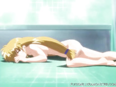 Красивая хентай блондиночка мастурбирует киску на полу в ванной