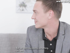 Парень в презервативе ебёт на диване симпатичную русскую тёлку