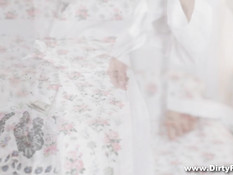 Миниатюрная русская шалава занимается сексом с парнем в очках