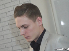 Очкастая русская девушка надевает чёрное бельё и ебётся с парнем