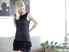 Светловолосая девка принимает душ и занимается сексом с парнем