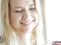 Светловолосая девка принимает душ и занимается сексом с парнем