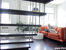 Красивая молодая блондинка приняла душ и трахнулась с приятелем