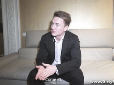 Русская шлюшка в сетчатых чулках удовлетворяет богатого клиента