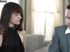 Парень подарил русской подружке смартфон и оттрахал на диване